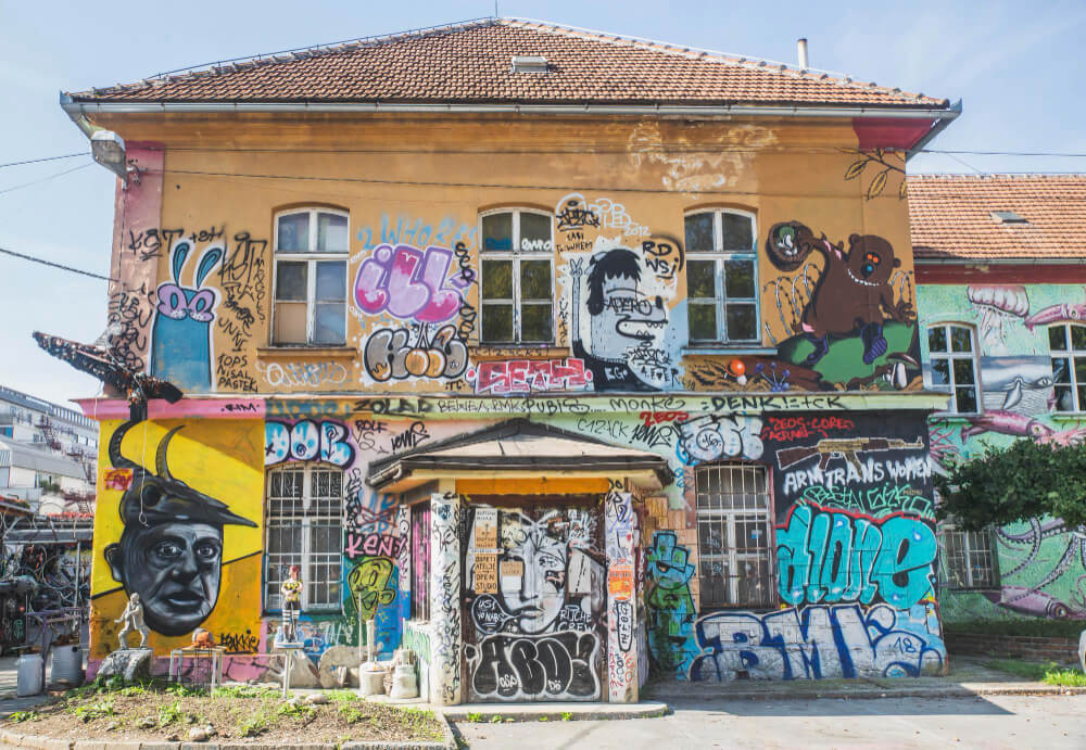 Haus im Stil der Ljubljana Sehesnwürdigkeit Metelkova Mesto