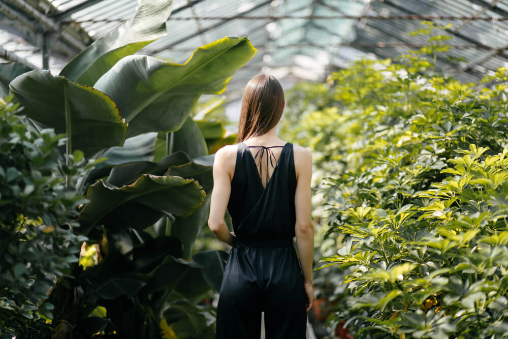 Besucherin im botanischen Garten während dem Besuch der Sehenswürdigkeiten in Ljubljana