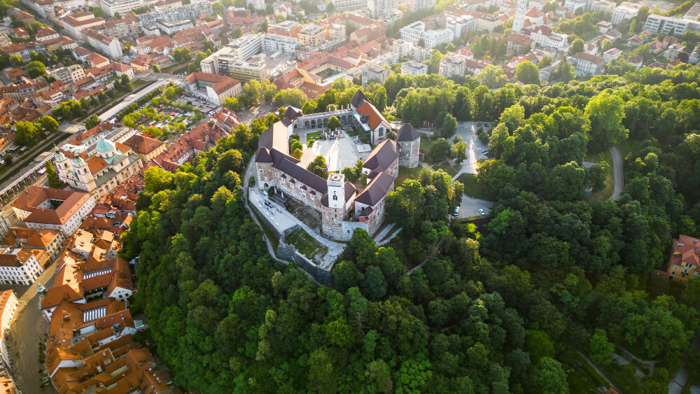 Die Burg von Ljulbjana als die bekannteste Sehenswürdigkeit von oben mit einer Drohne gefilmt