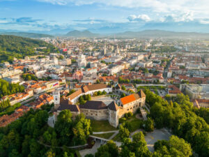 Die Burg von Ljubljana auf einem Hügel mit vielen Bäumen