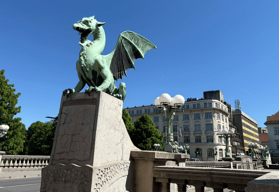 Nahaufnahme Drachenstatue auf der Brücke