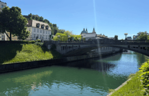 Aufnahme der Drachenbrücke in Ljubljana vom Fluss aufgenommen