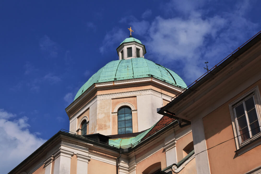 Kuppel der Kathedrale von Ljubljana vor einem blauen Himmel