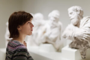Frau schaut sich eine Ausstellung in einem der besten Museen in Ljubljana an