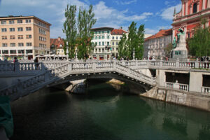 Fluss und seitliche Aufnahme der Drei Brücken in Ljubljana