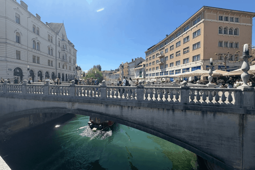 Foto der Drei Brücken Ljulbjana von unterhalb des Flusses