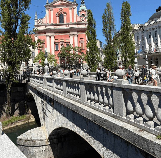 Eine der Drei Brücken mit Blick auf den Preseren Platz