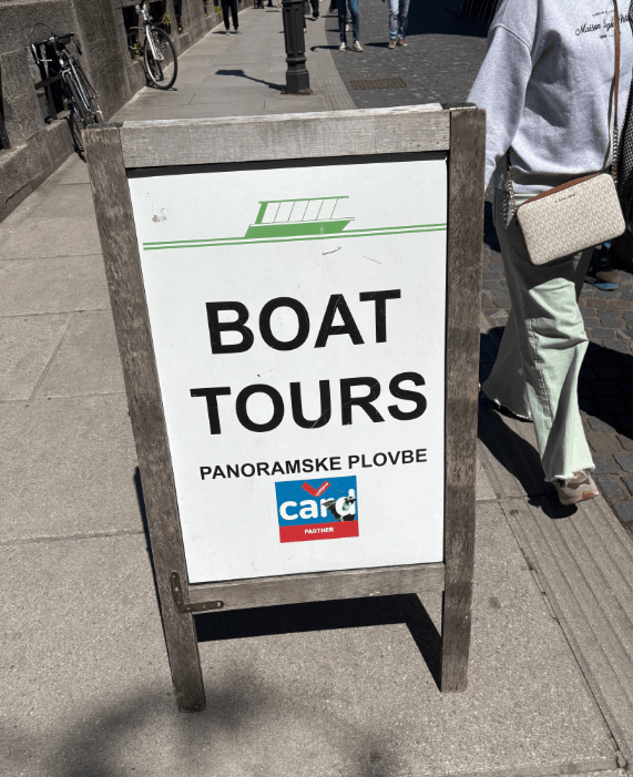 Aufsteller Boat Tours mit Ljubljana Card am Flussufer im Zentrum von Ljubljana