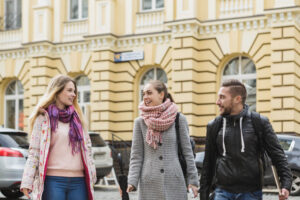 Drei Touristen während einer Stadtführungs Tour in Ljubljana