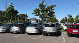 Mehrere Autos stehen auf einem P&R Parkplatz in Ljubljana