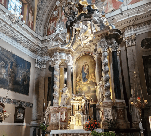 Verzierungen und Altar in der Franziskanerkirche